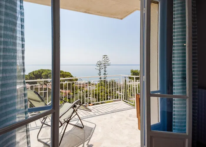 Guesthost - Foce Charming Seaview Flat Санремо